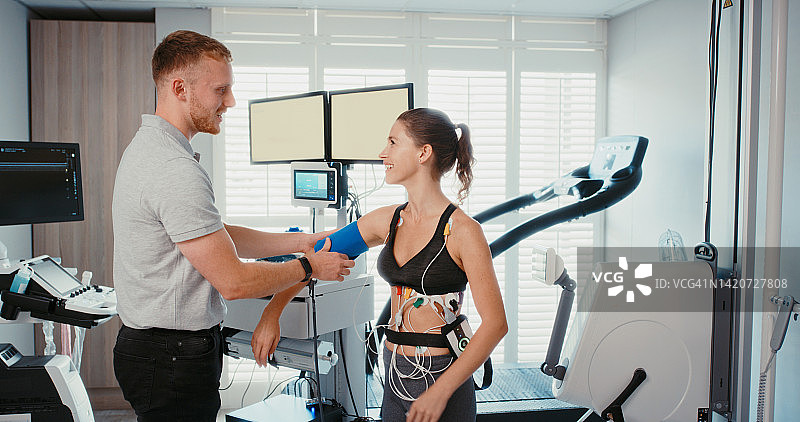 医生在健身房对女运动员进行健康研究图片素材