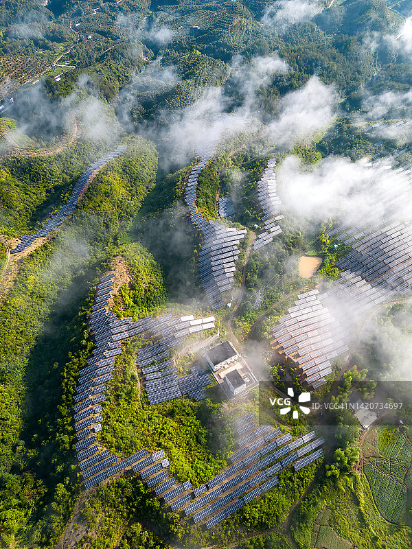 山坡上雾中的太阳能电池板图片素材