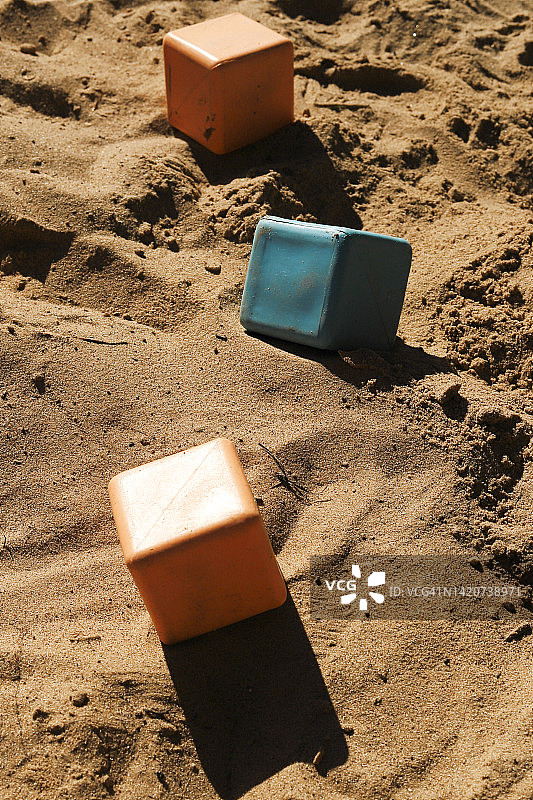 沙滩上的儿童沙模玩具图片素材