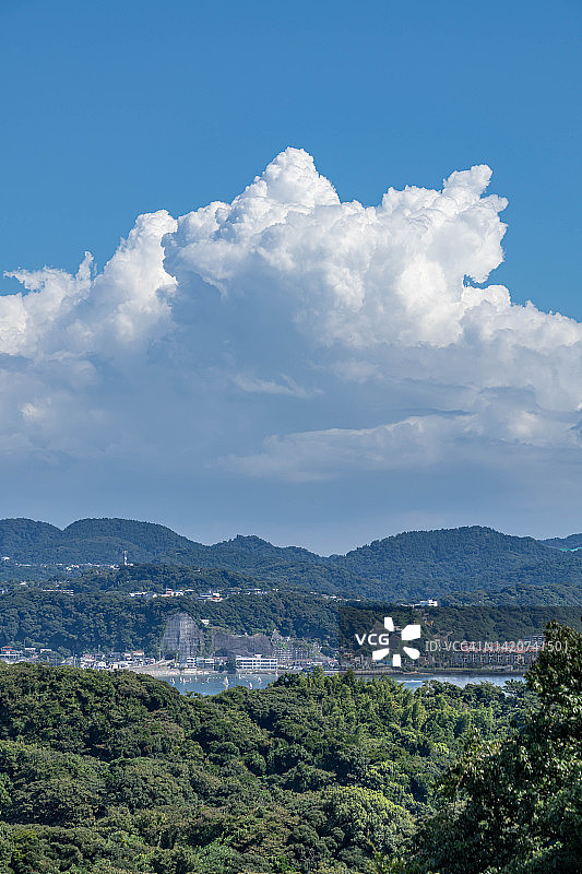 日本神奈川海滩上的夏日云图片素材