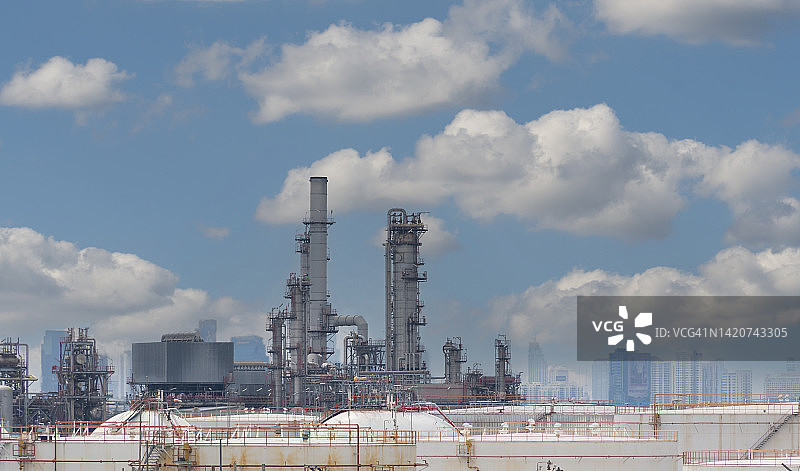 蓝天下的炼油厂图片素材