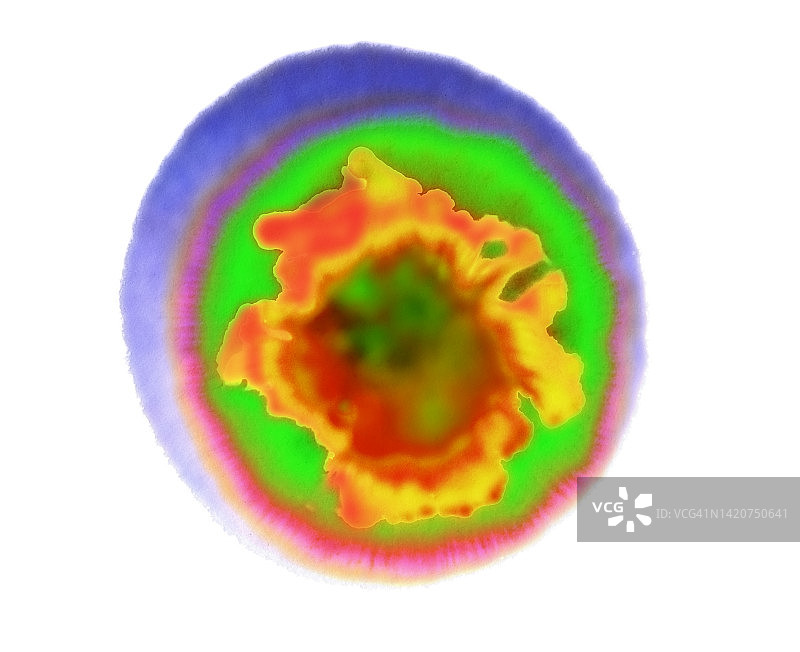 白色表面上滑落的彩色液体污渍图片素材
