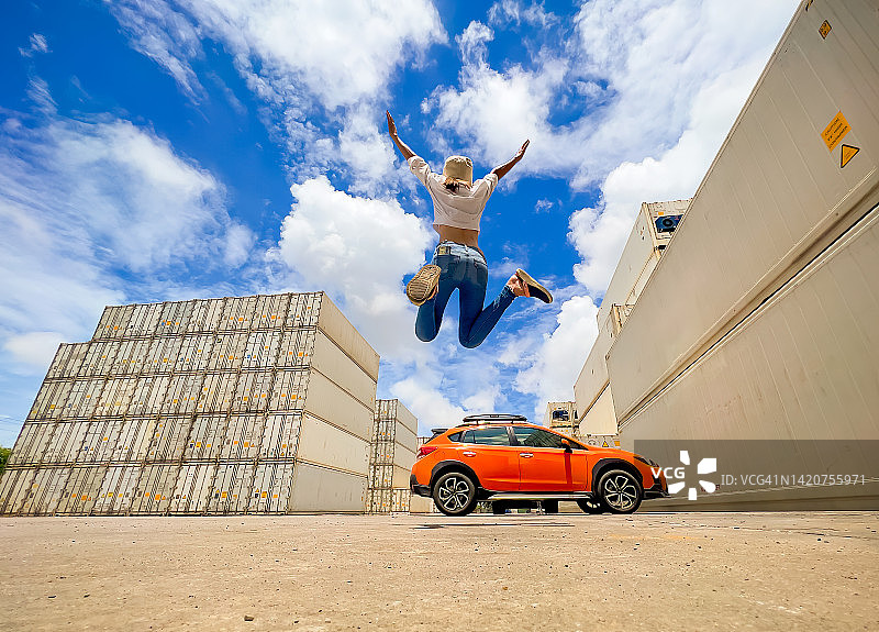 跳跃的周末图片素材