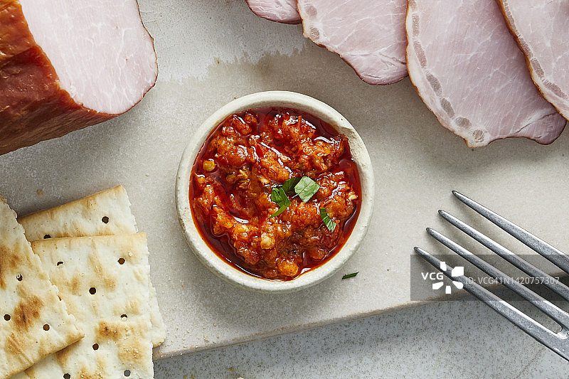 小碗热莎莎酱配火腿和面包图片素材