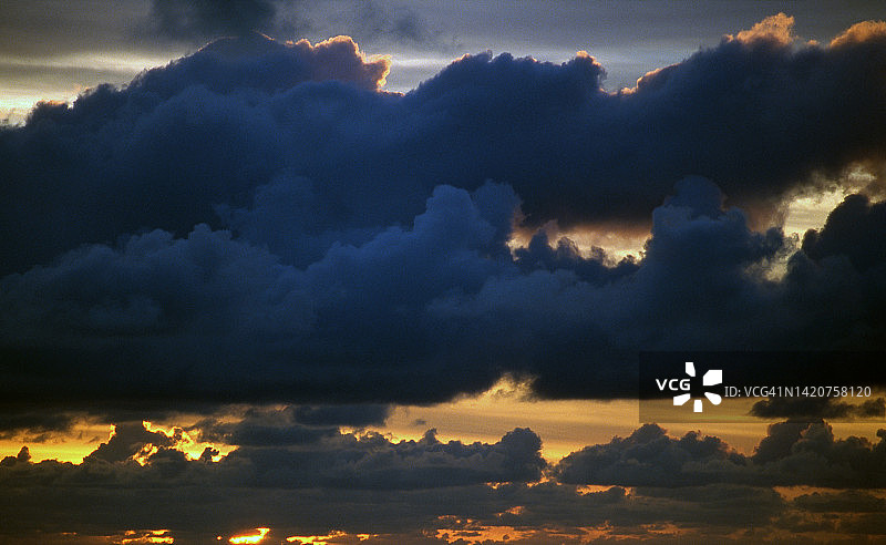 日落多云天空图片素材