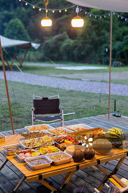 宁静的傍晚露营地图片素材