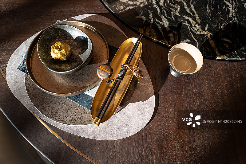 中式餐桌上的餐具俯视图图片素材