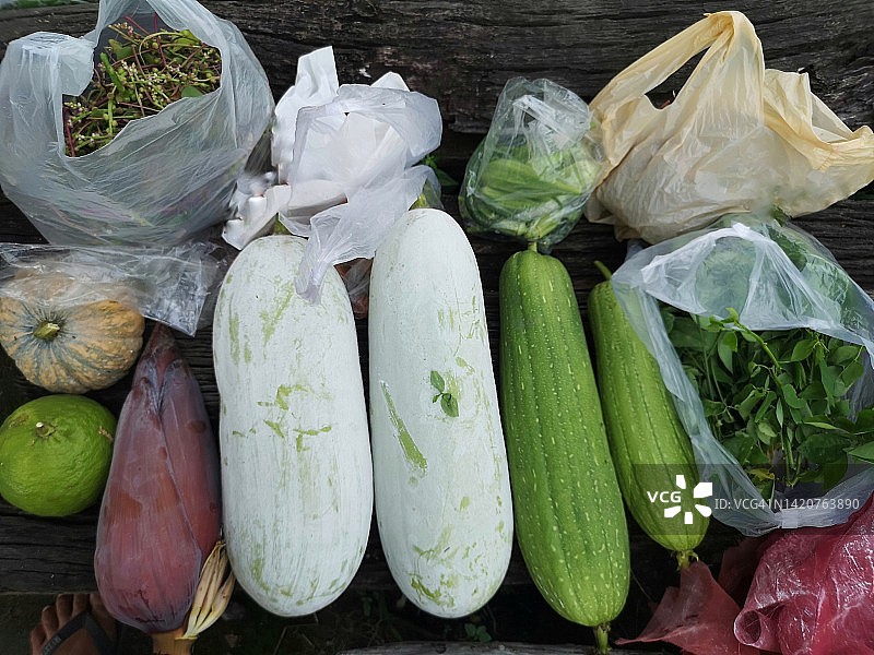 木头上的蔬菜图片素材