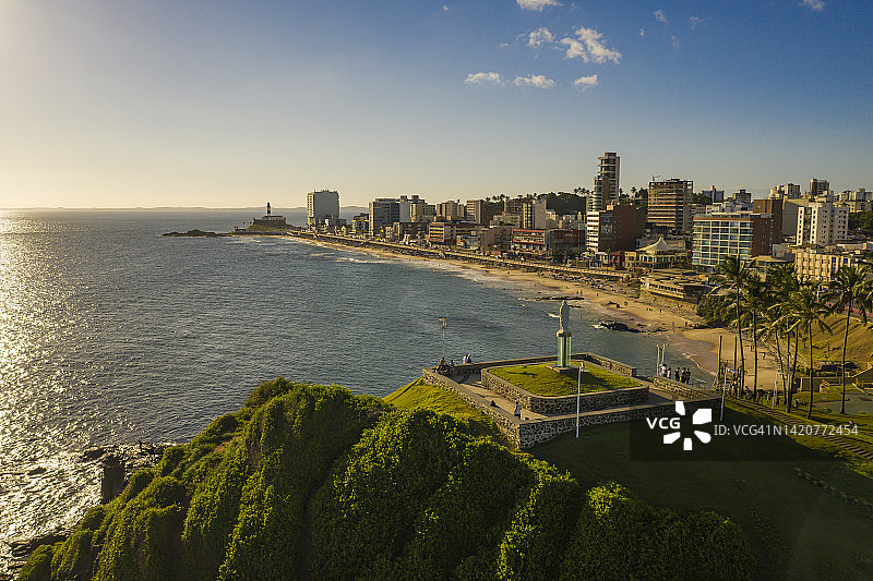 巴西巴伊亚萨尔瓦多基督山和巴拉海滩鸟瞰景观图片素材