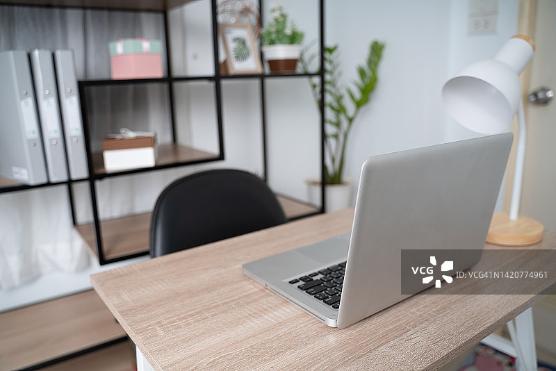 现代客厅工作区室内：书桌和台式电脑图片素材