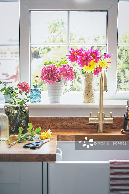 在厨房里摆放夏末的鲜切花图片素材