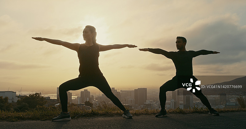 健康，瑜伽和健身情侣在城市道路上训练和伸展身体和思想，以求达到平衡。和平、动力和禅宗男女在日出时做锻炼图片素材