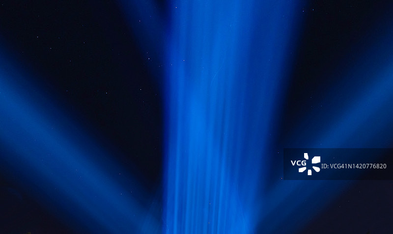 夜空中的光束图片素材