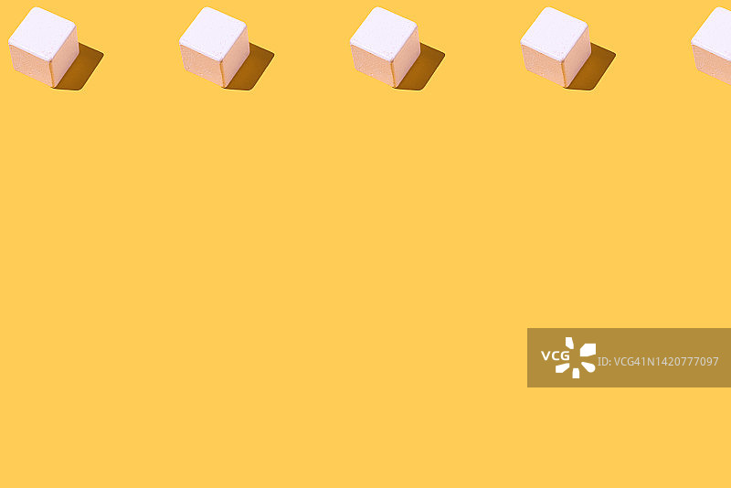 白色方块图案，带硬阴影，黄色背景。几何未来感设计图片素材