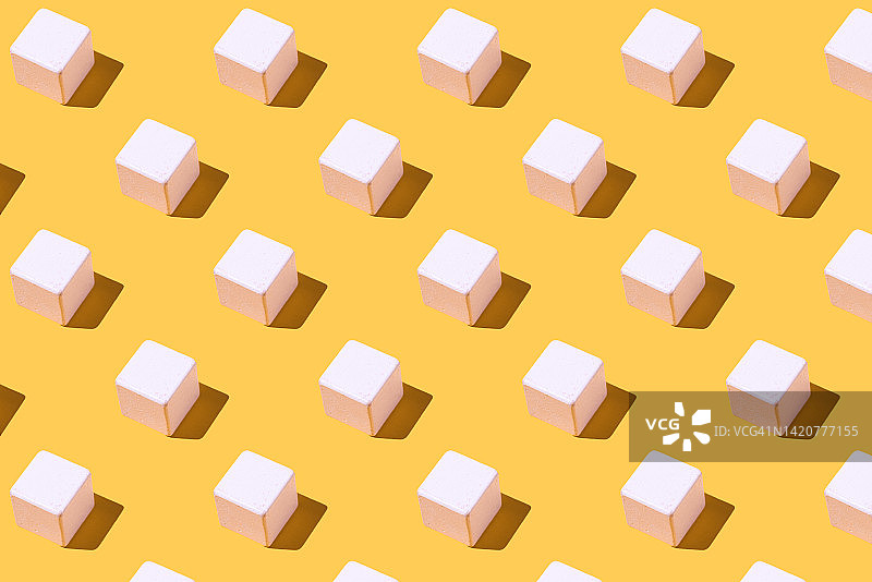 黄色背景上具有硬阴影的白色立方体图案几何、未来主义、建筑、设计概念图片素材