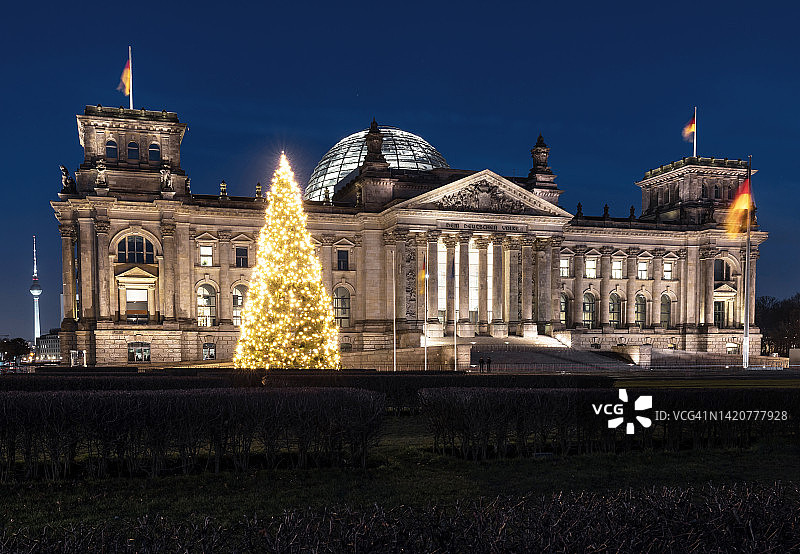 带有圣诞树的国会大厦（德国联邦议院，柏林/德国）图片素材