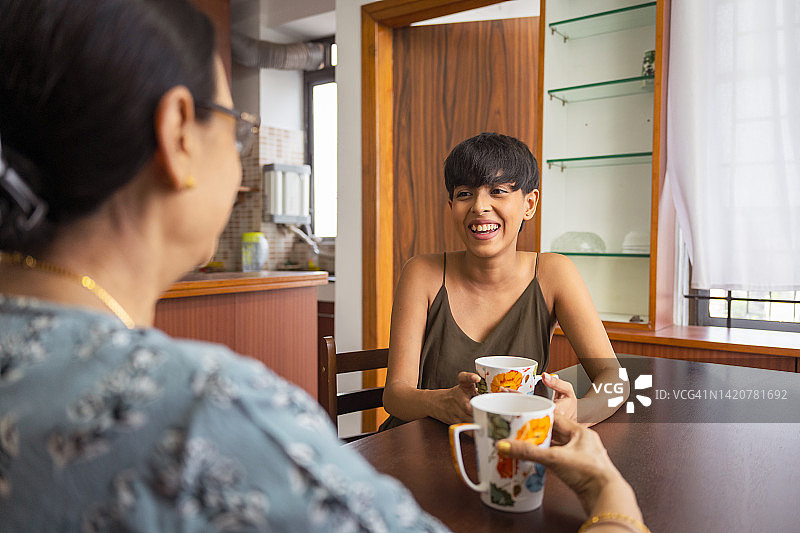 年轻女子与母亲共度时光。图片素材
