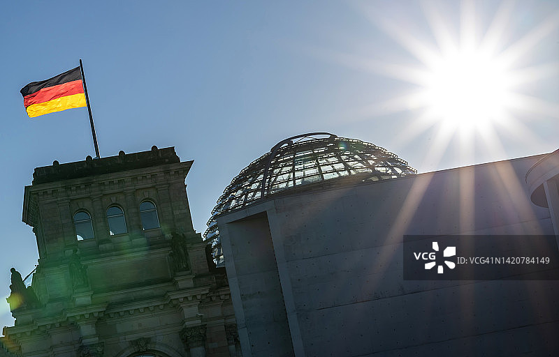 阳光明媚的国会大厦和德国国旗（德国议会大厦）- 柏林，德国图片素材