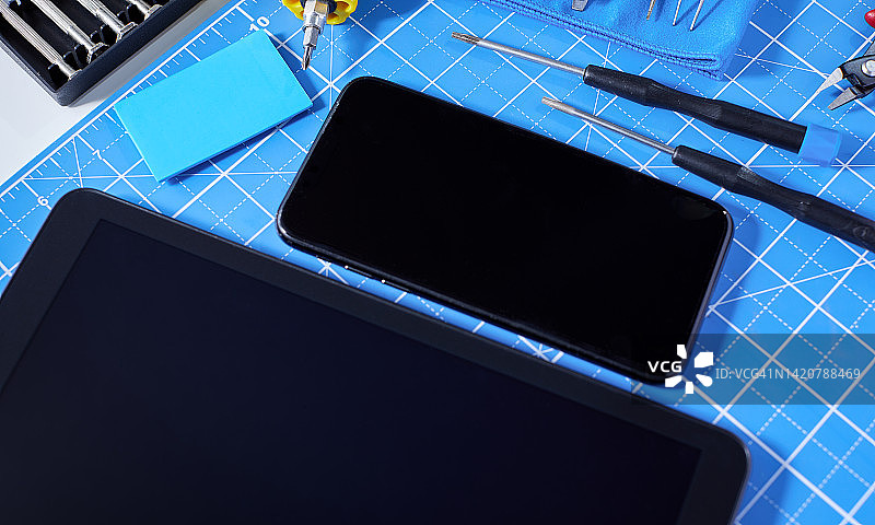 用于维修的数字平板电脑和智能手机图片素材