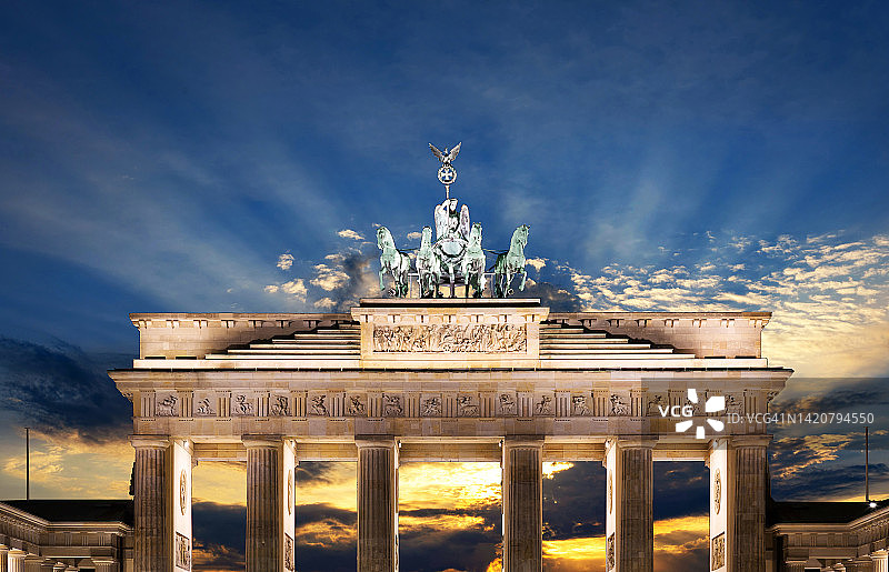 德国柏林日落时分的勃兰登堡门图片素材