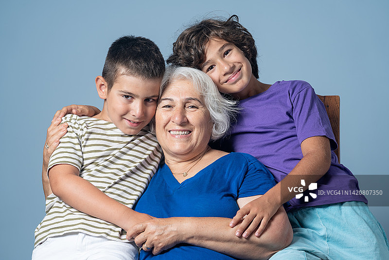 年长的祖母和两个孙子图片素材