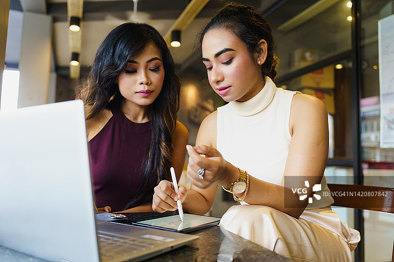 在咖啡馆讨论的两个女商人图片素材