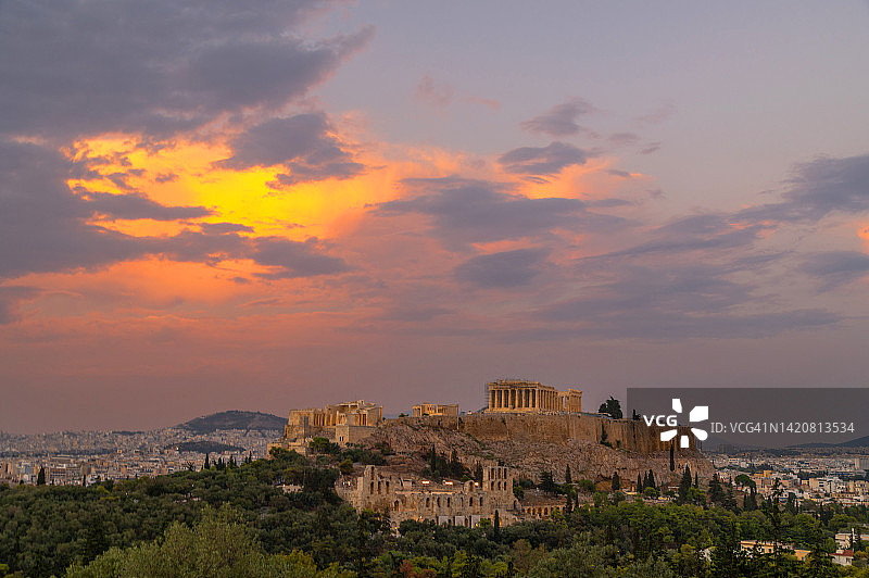 希腊雅典卫城上空的彩色云彩图片素材