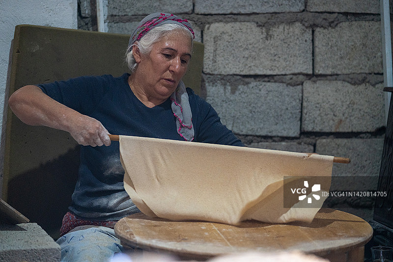 年长女性烘焙安纳托利亚面包图片素材
