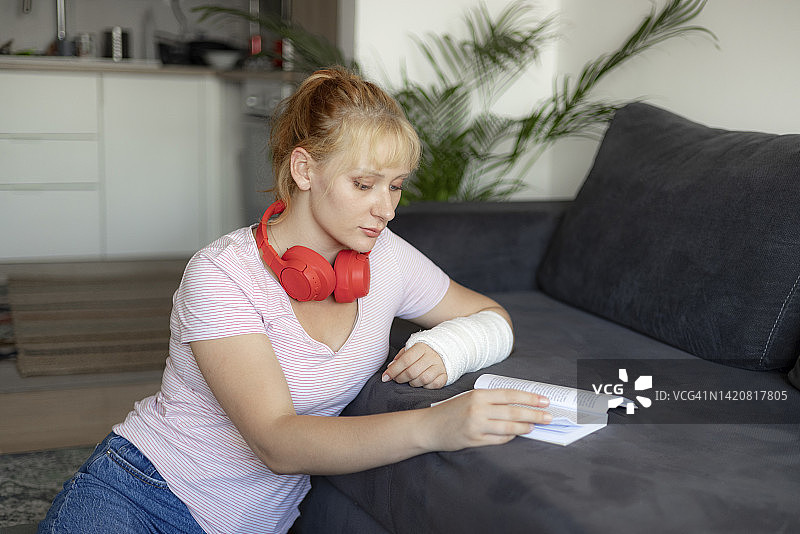 在家放松：手臂受伤图片素材