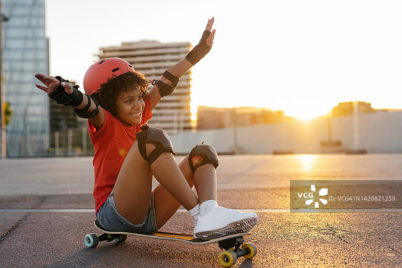 女孩在夕阳下滑滑板图片素材