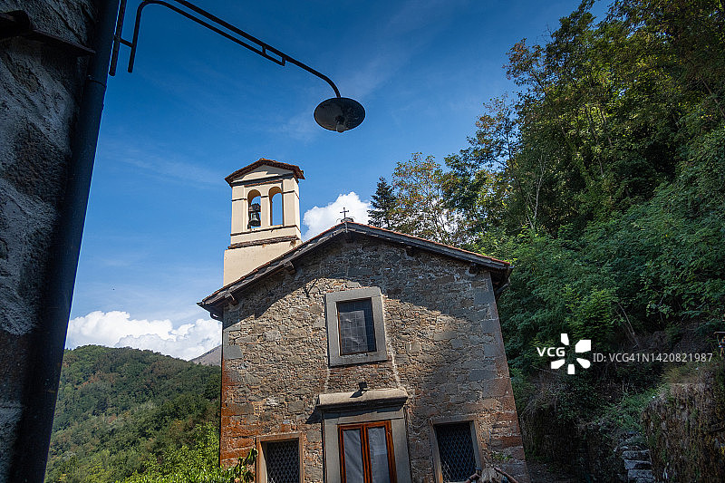 意大利托斯卡纳卢卡省巴尼迪卢卡市戈姆贝雷托，利马山谷图片素材