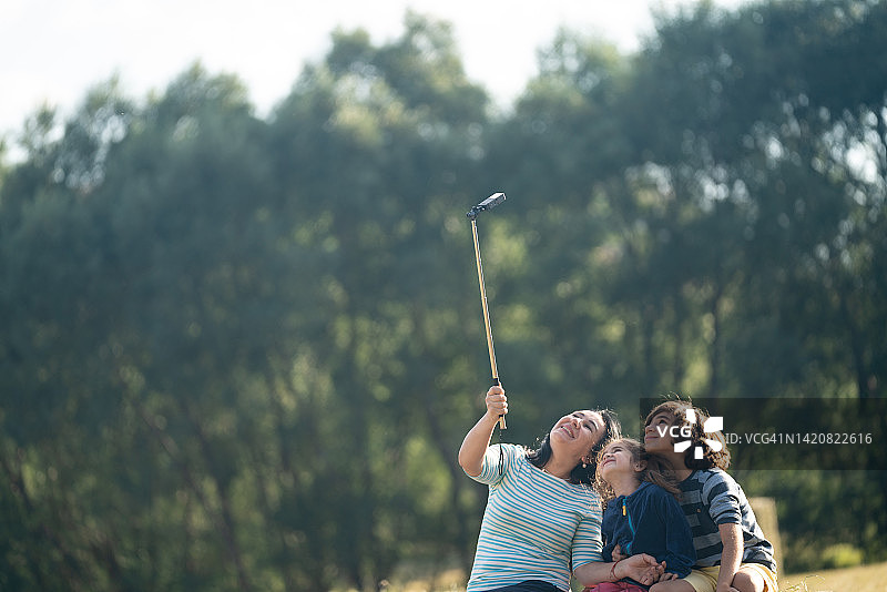 户外，母亲与儿子和女儿自拍照片图片素材