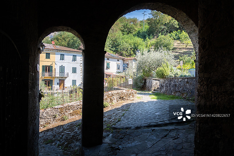 意大利托斯卡纳卢卡省巴尼迪卢卡市戈姆贝雷托，利马山谷图片素材