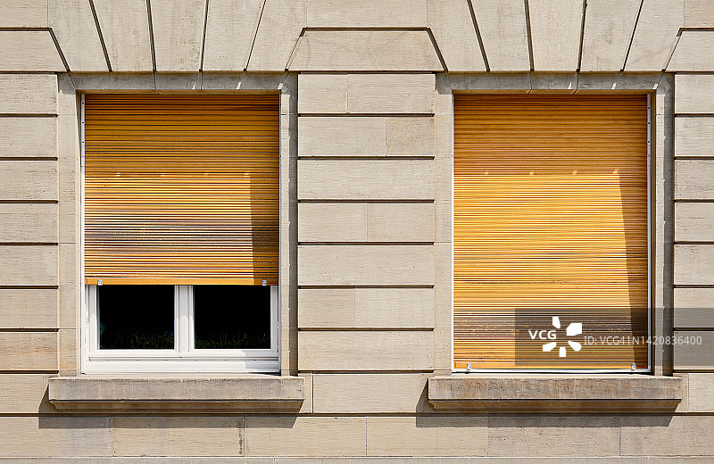 两扇窗户和两扇百叶窗图片素材