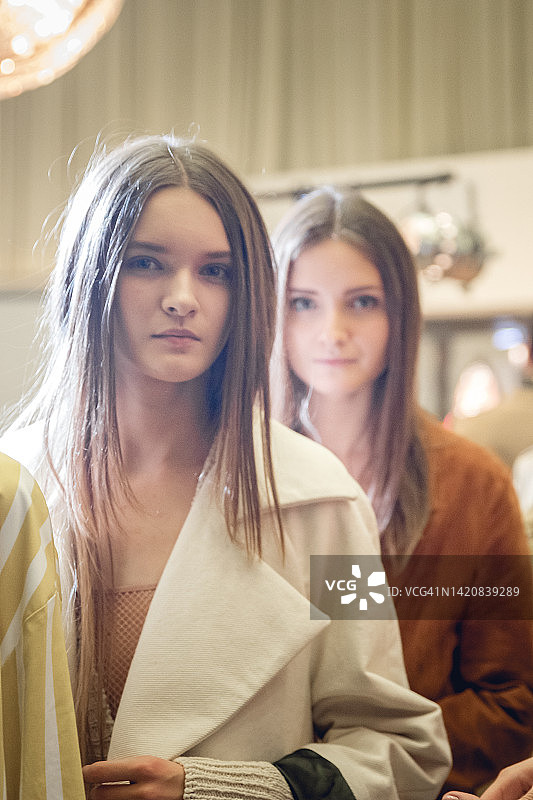 美女时装周模特幕后肖像，戴眼镜帽子图片素材