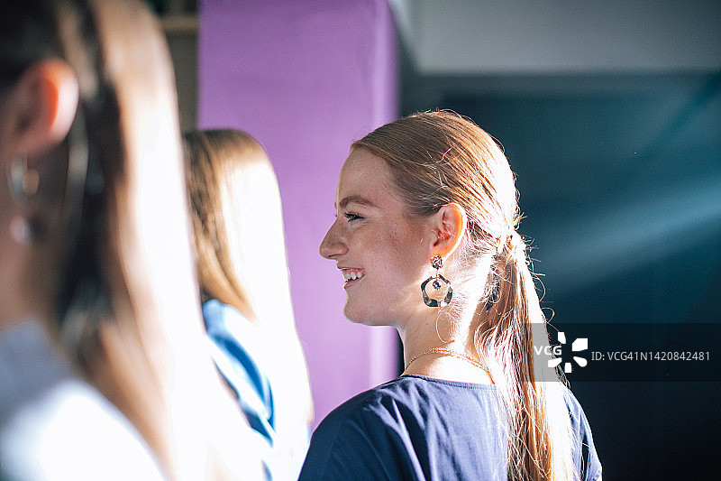 时装周后台的时尚女性人像图片素材