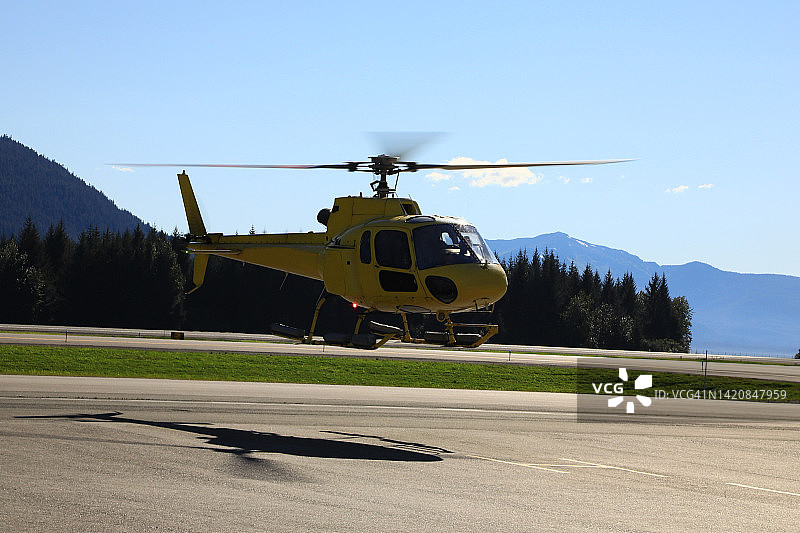 直升机在机场停机坪上空盘旋图片素材