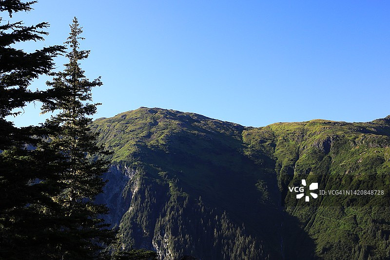 夏季白天天空中的山图片素材