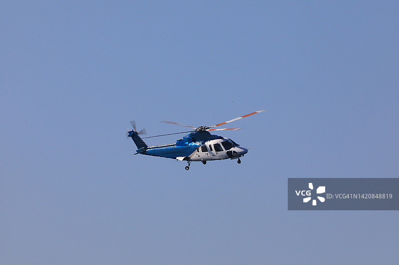 准备降落的直升机图片素材
