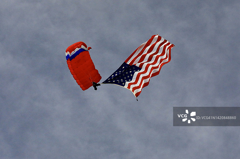 在蓝天中跳伞图片素材