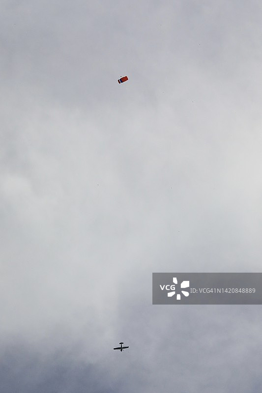 小型飞机跳伞图片素材