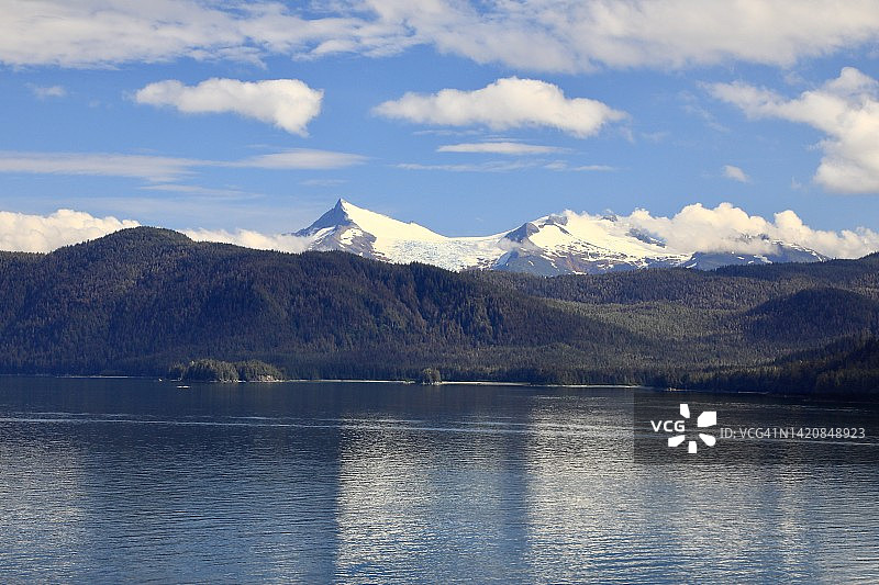 雪山附近的群岛地貌远景图片素材