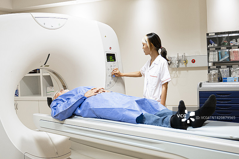 男性患者在影像诊断中心进行MRI扫描测试图片素材