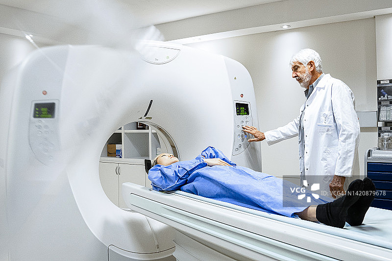 诊断影像中心：男医生为女病人进行MRI扫描图片素材
