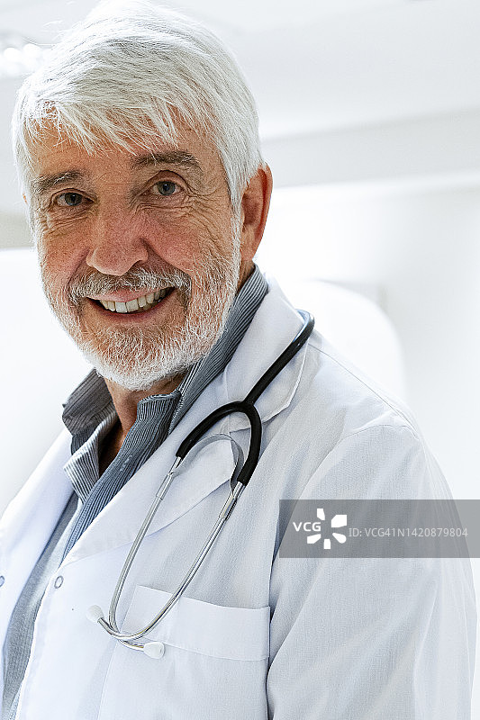 在医疗机构内微笑看着镜头的友善医生中景肖像图片素材