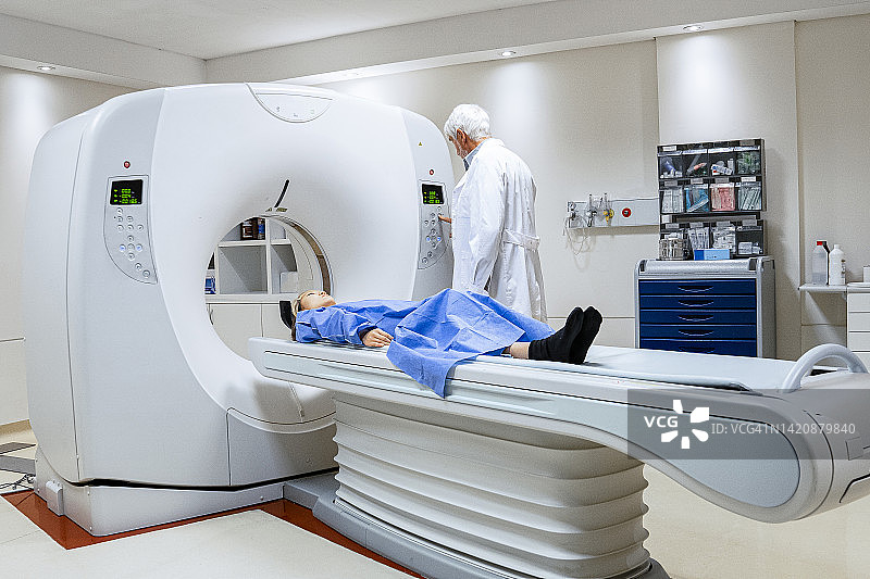 广阔视野：核磁共振成像设备，男医生正在操作图片素材
