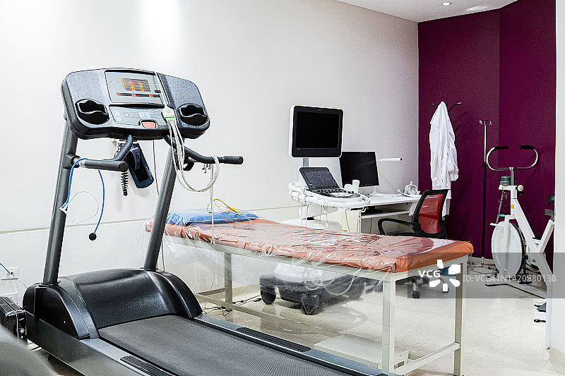 医院办公室中的跑步机测力计的宽阔景观图片素材
