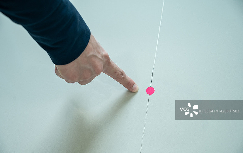 检查员指出瓷砖地板问题图片素材