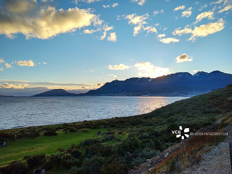 通往乌斯怀亚拉加海滩，阿根廷巴塔哥尼亚的道路图片素材