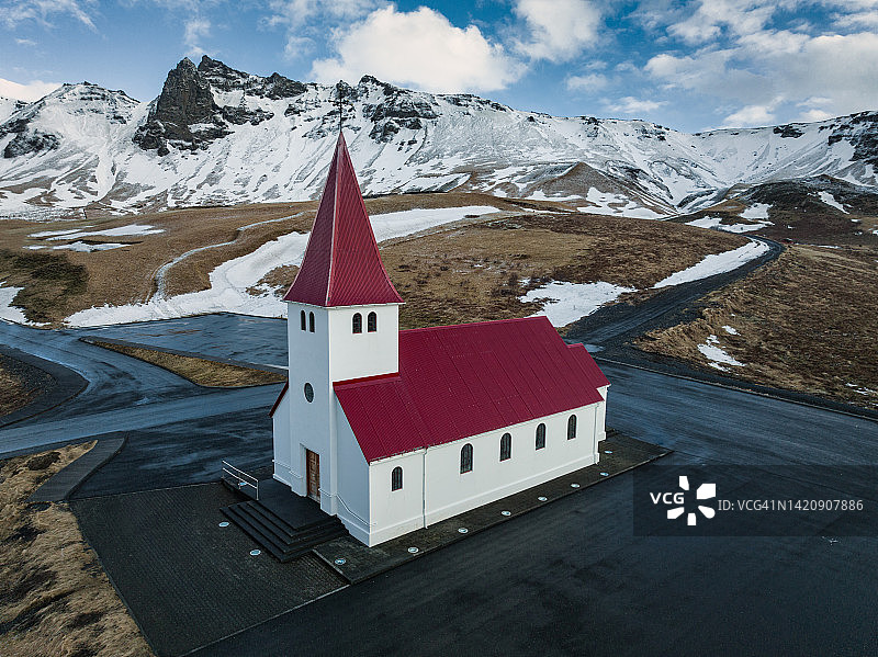 冬季航拍冰岛维克教堂图片素材